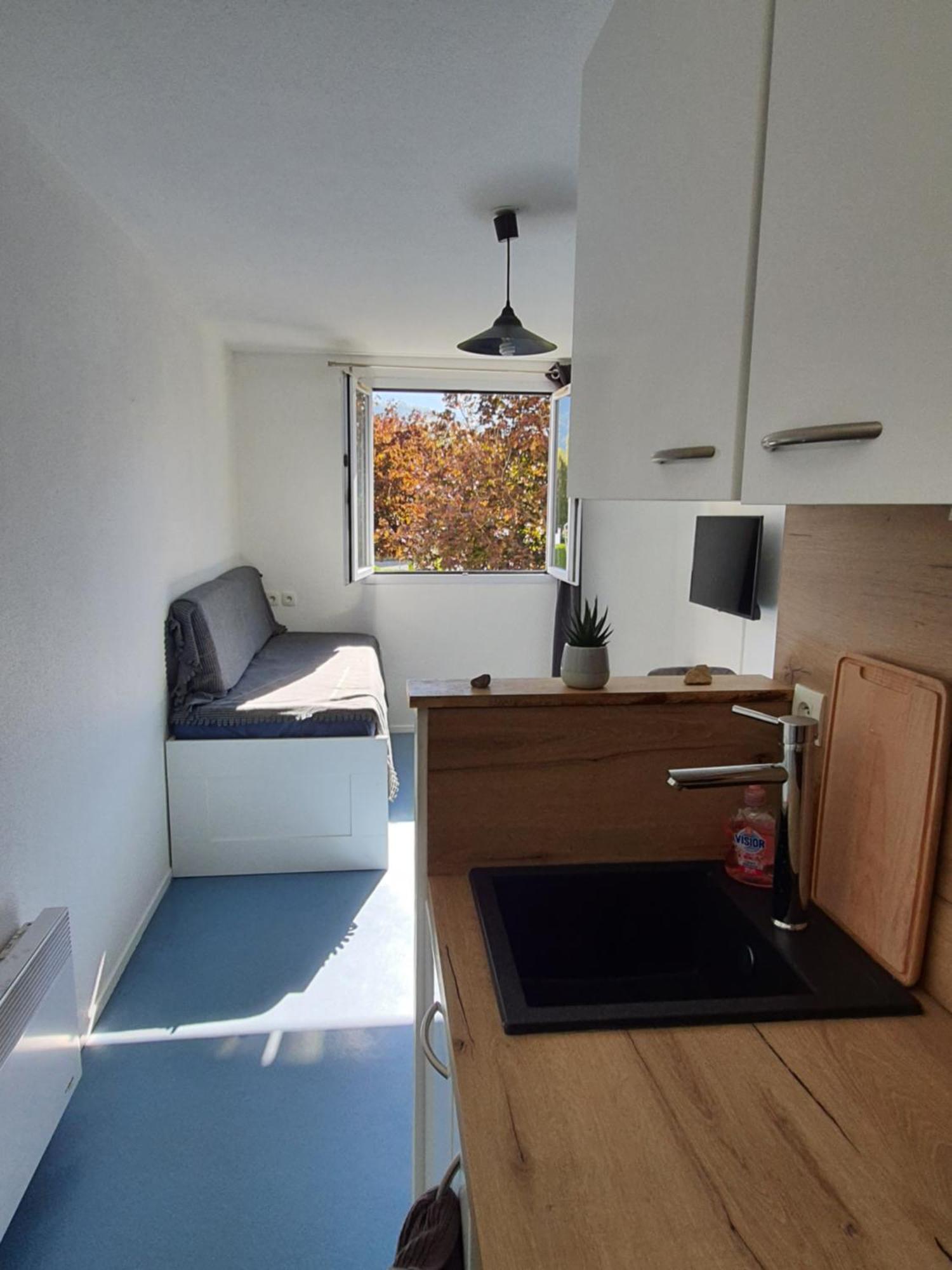 Studio Dans Residence Pour Location Courte Duree Et Etudiants Parking Gratuit Gieres Ruang foto